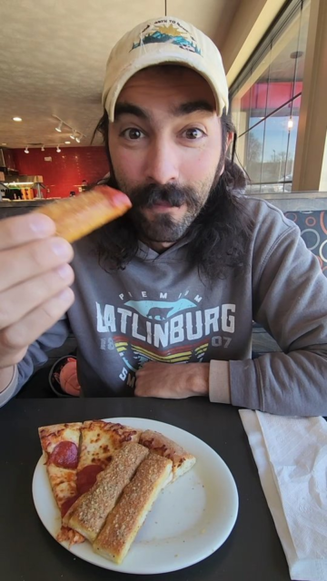 Review of a classic Pizza Hut experience: the lunch buffet @pizzahut #travel #pizza #review #food #buffet