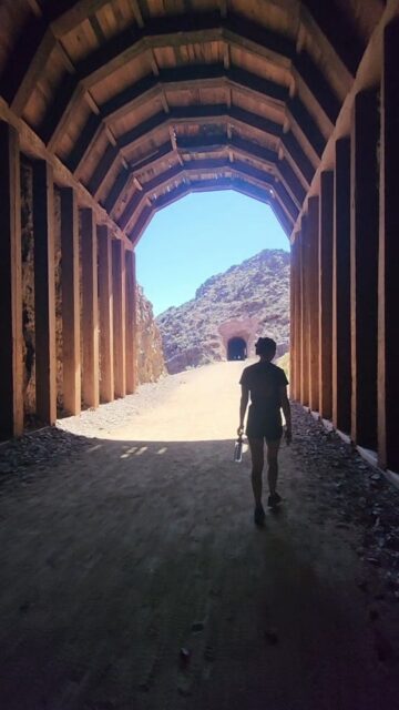 Walking past Lake Mead and the Hoover dam graveyard to the Hoover Dam
